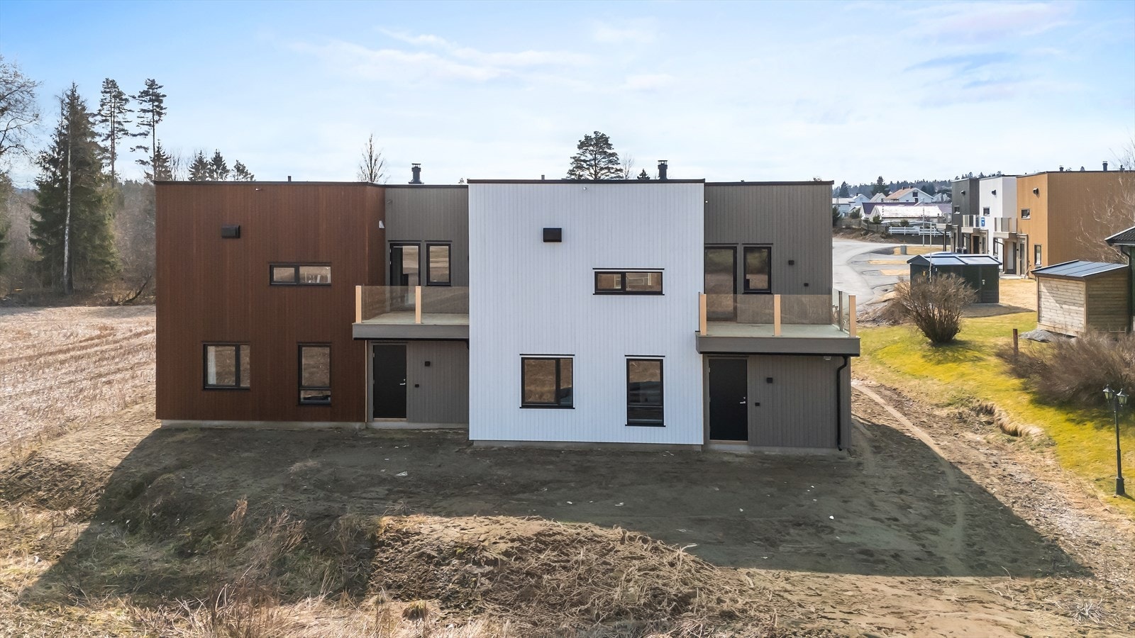 Boligens bakside vender ut mot det åpne landskapet. Galleribilde