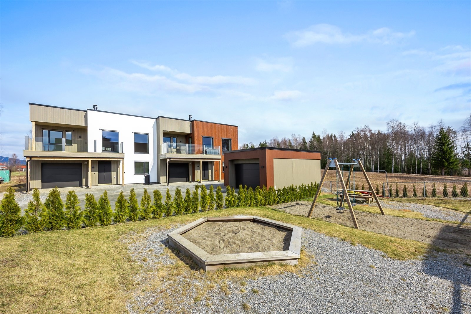 Felles lekeplass for barna i nabolaget, trygt og oversiktlig. Galleribilde