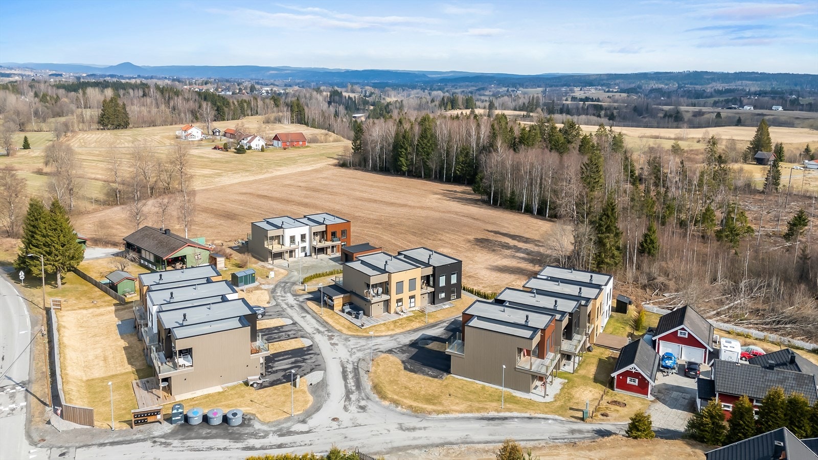 Fuglerudgutua er et boligfelt med kort vei til både natur, skoler som Råholt skole, og servicetilbud som AMFI Eidsvoll. Galleribilde