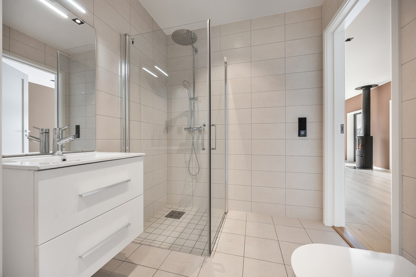 Badet i andre etasje ligger i tilknytning til kjøkkenet. Galleribilde