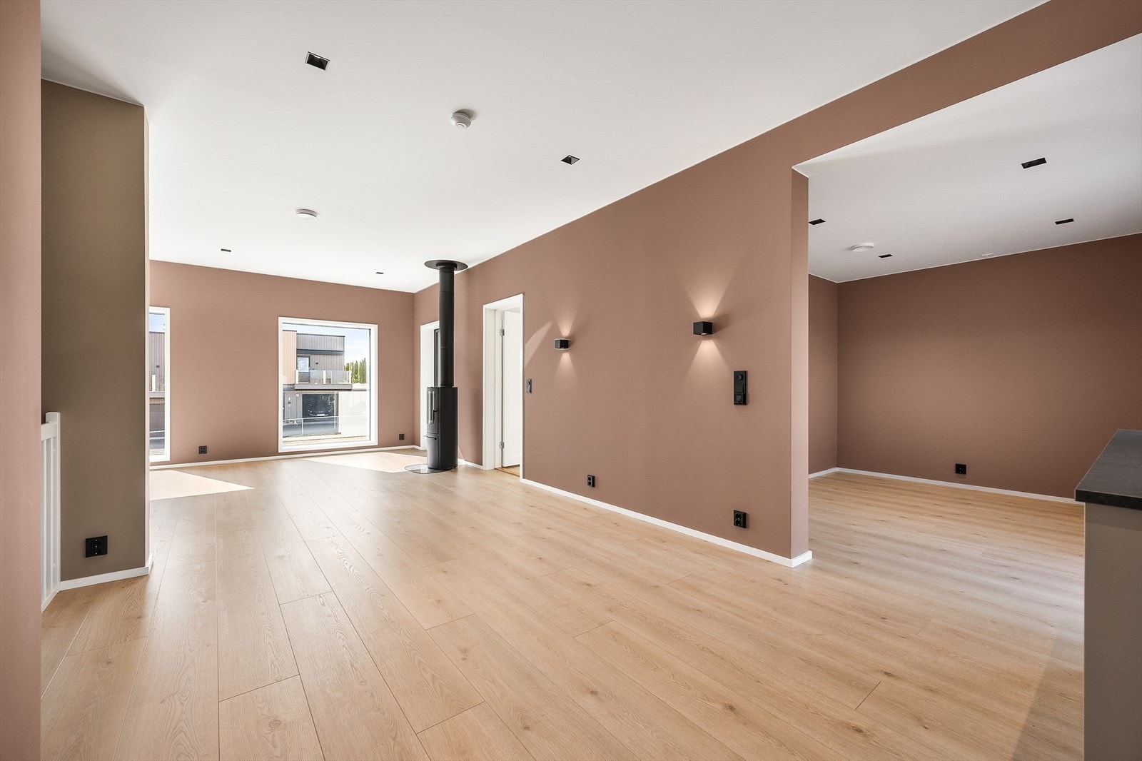 Fra stuen er det direkte utgang til den store altanen, som utvider det sosiale arealet. Galleribilde