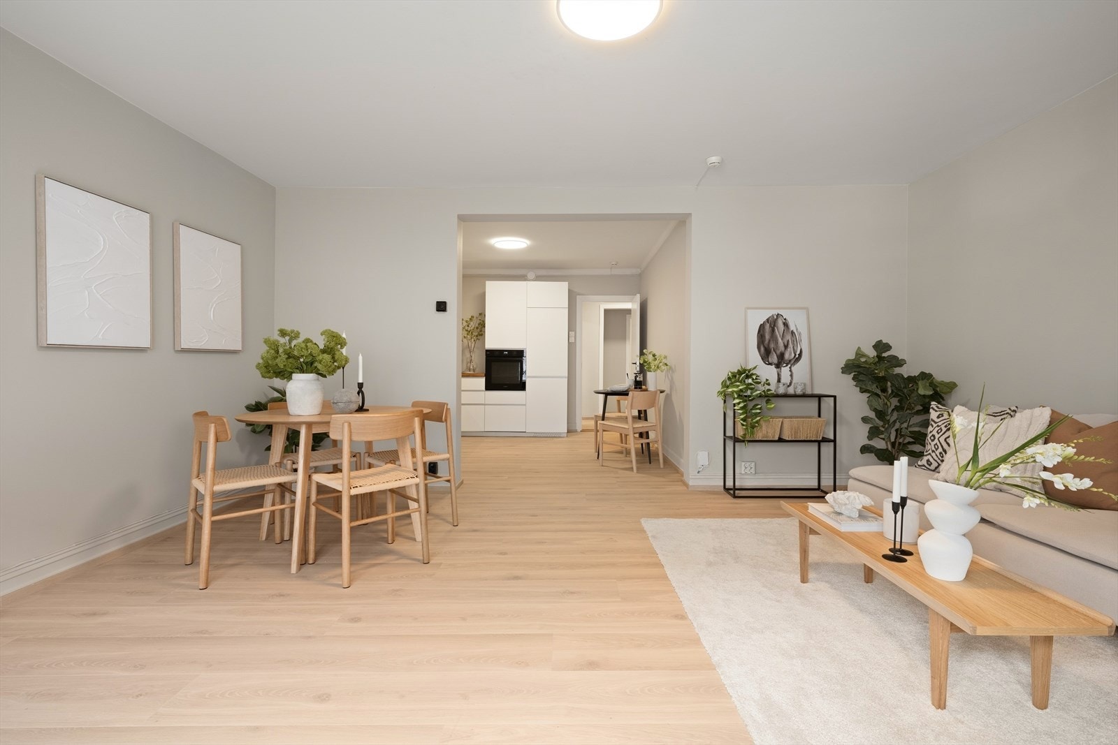Leiligheten er gjennomgående og har fått nytt og moderne gulv i 2026 Galleribilde