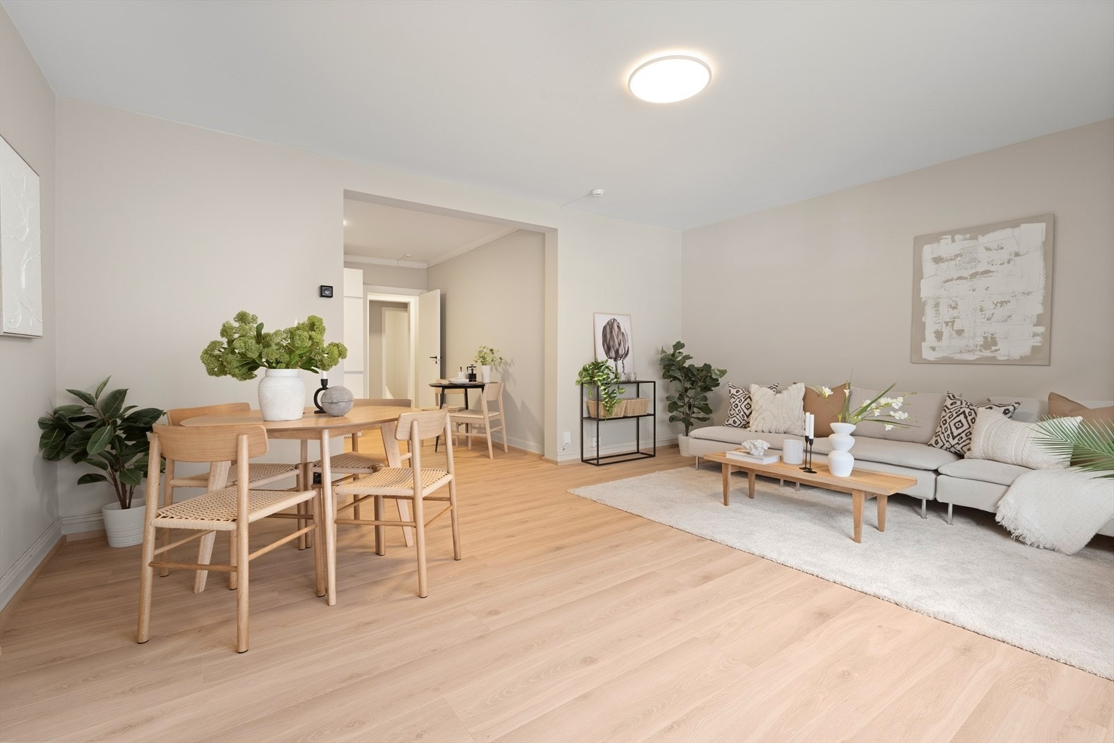 I stuen er det plass til spisegruppe eller spisebord - perfekt for å invitere familie og venner til sosiale sammenkomster Galleribilde