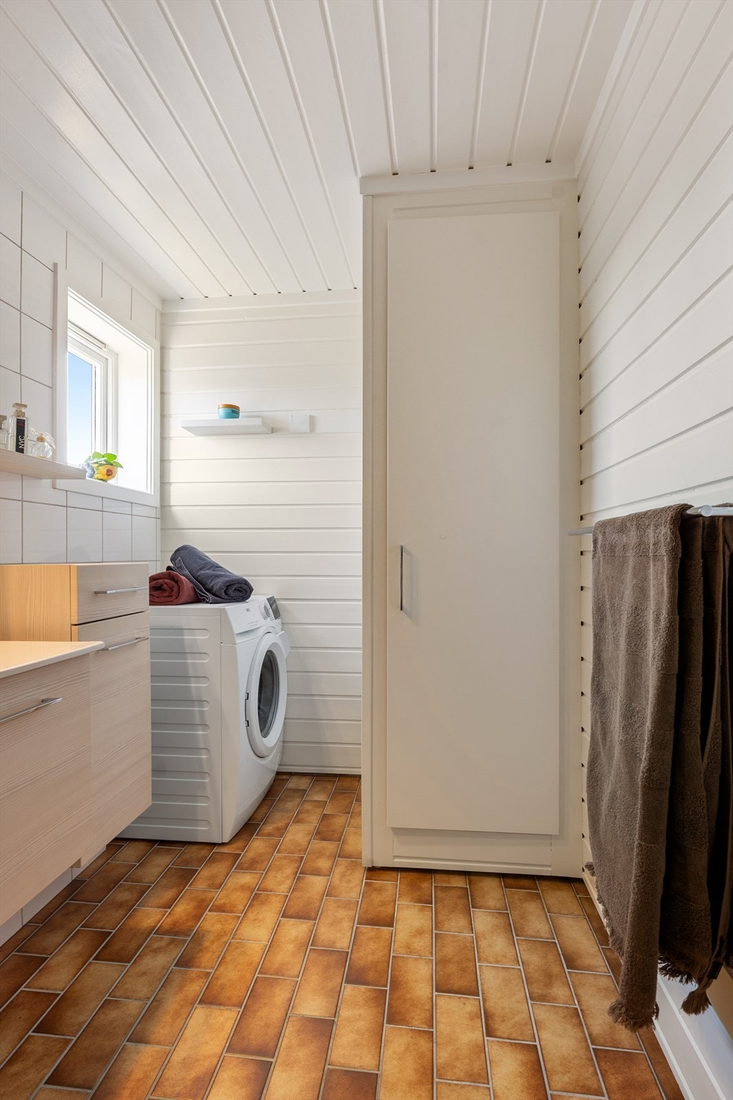 Varmtvannsberederen på 200 liter fra 2010 er praktisk plassert i et eget skap på badet. Galleribilde