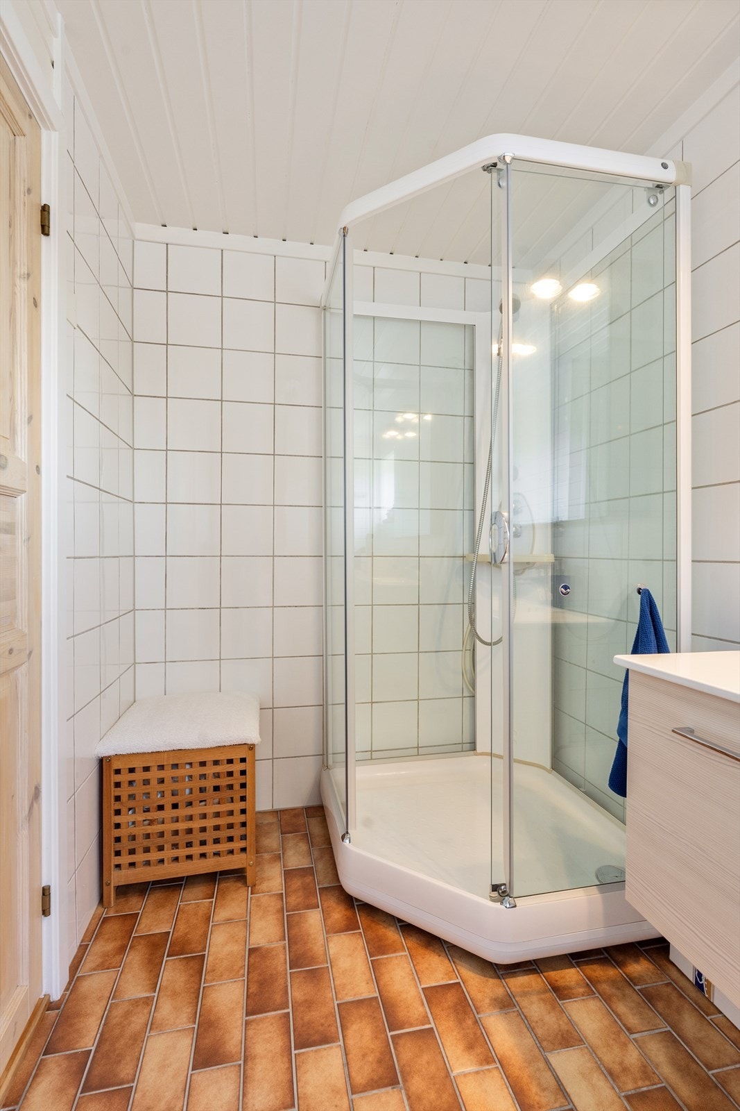 Rommet er utstyrt med dusjkabinett og har mekanisk avtrekk for god ventilasjon. Galleribilde