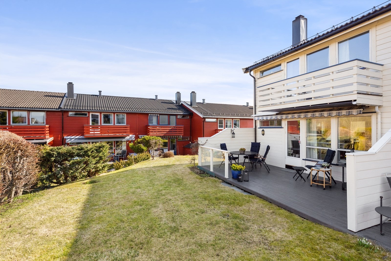 Den store terrassen og hagen gir rikelig med plass for utendørs aktiviteter og sosialt samvær. Galleribilde