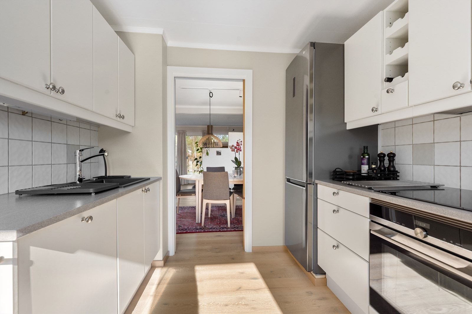Innredningen er utstyrt med integrert stekeovn, induksjonstopp og oppvaskmaskin. Galleribilde