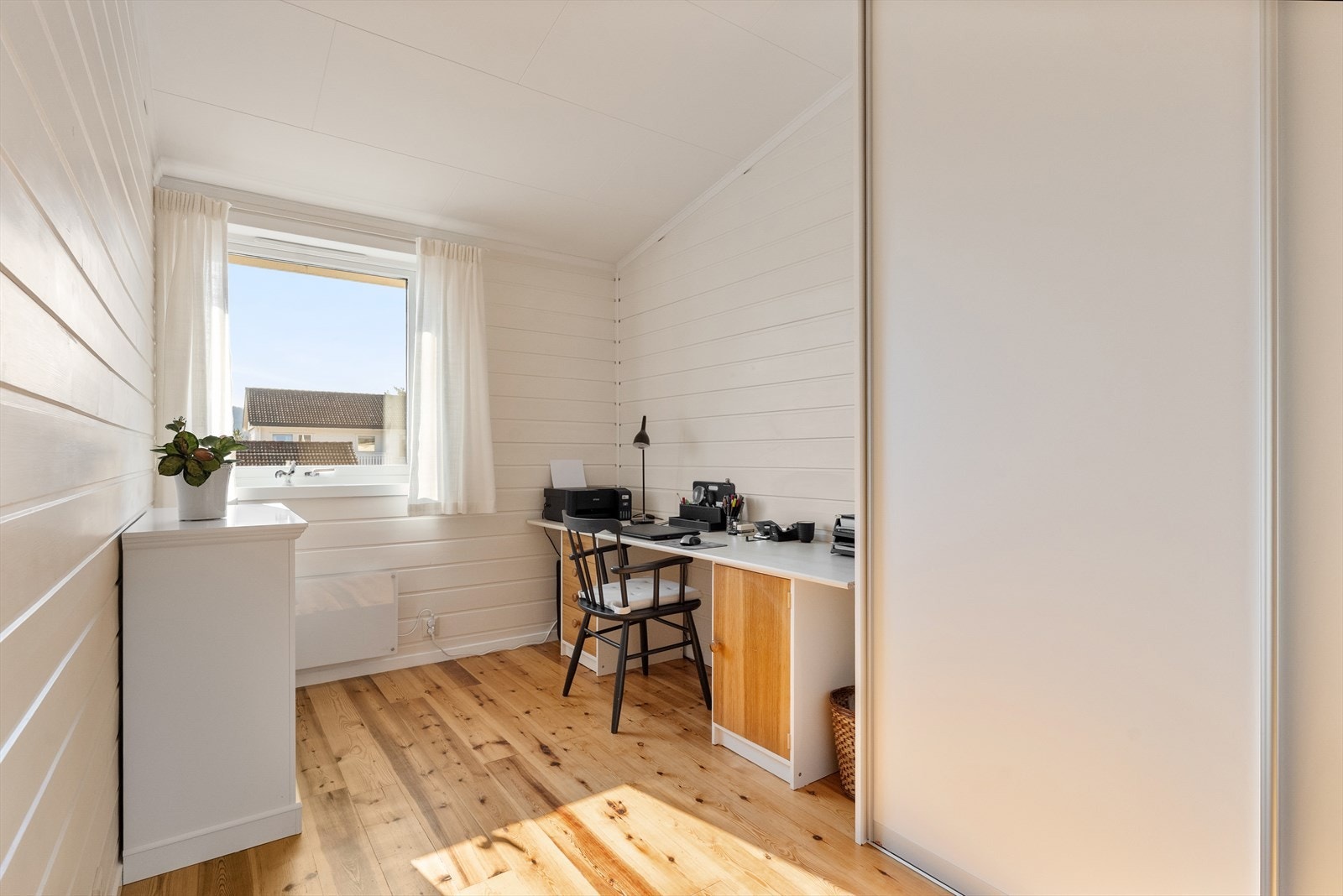 Boligen har totalt tre soverom, hvorav dette egner seg ypperlig som barnerom, gjesterom eller kontor. Galleribilde