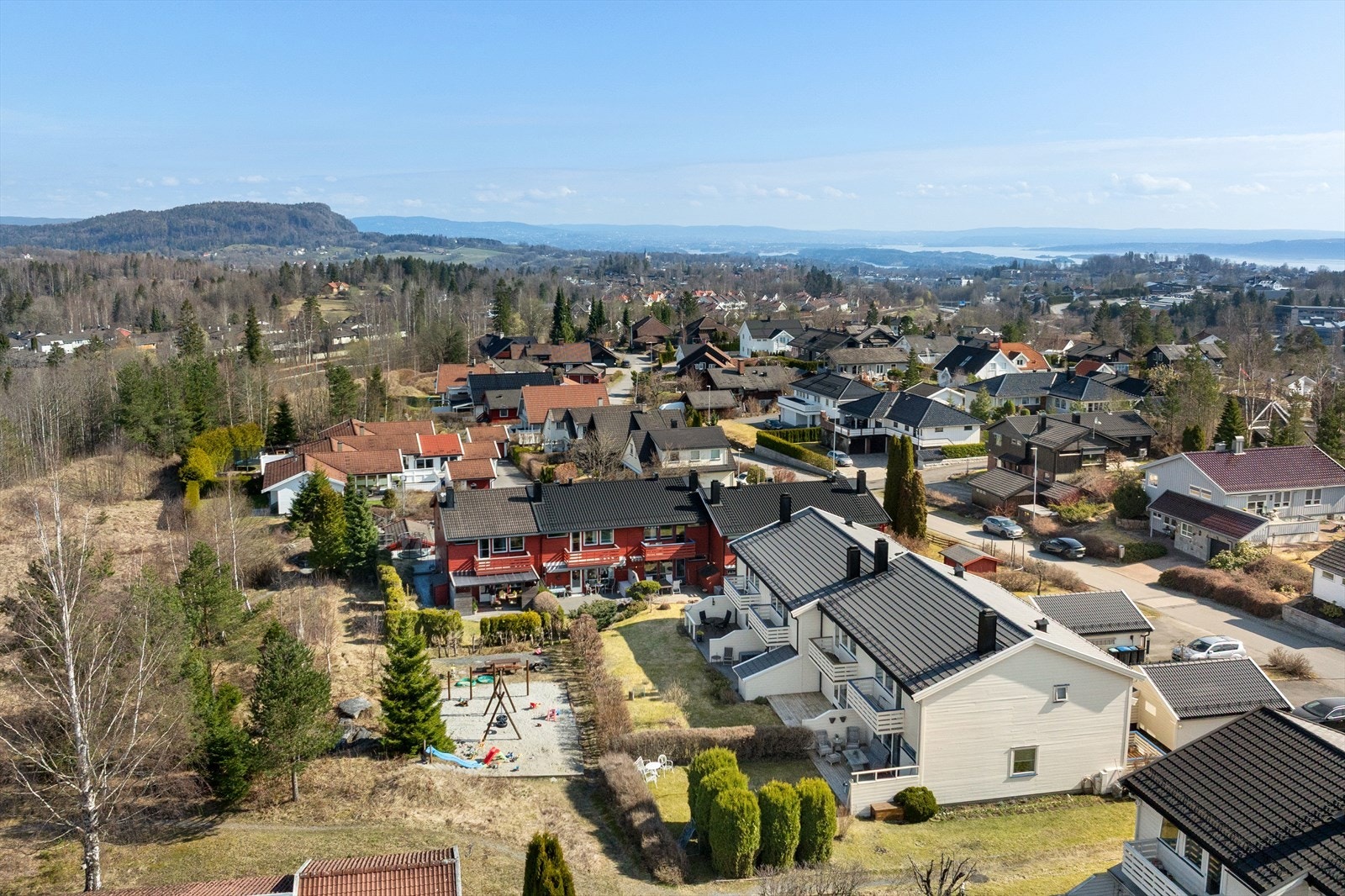 Et trygt og godt nabolag med flere skoler og barnehager innen gangavstand. Galleribilde