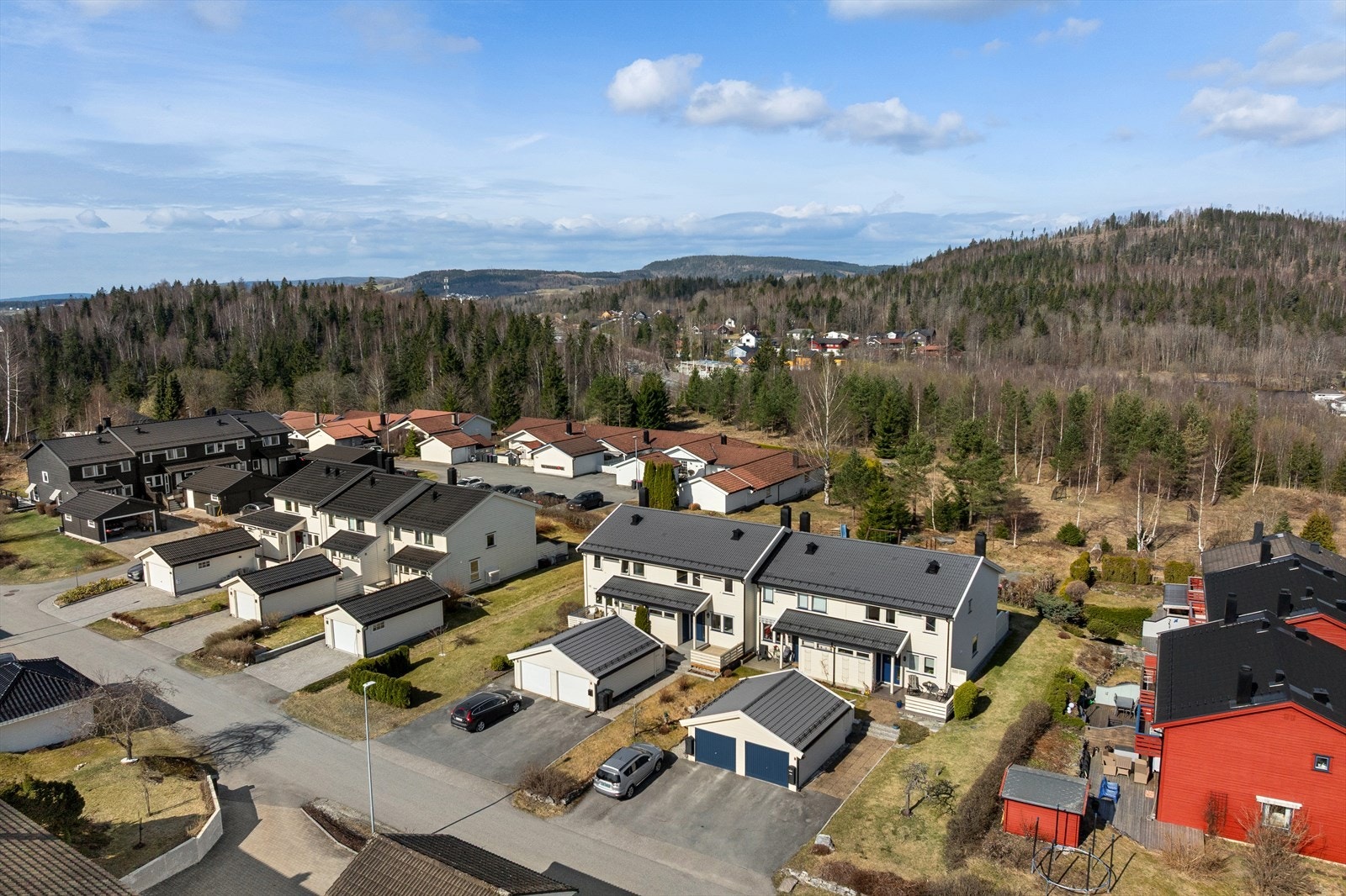 Eiendommen ligger i et etablert og barnevennlig område med umiddelbar nærhet til skog og mark, perfekt for tur og rekreasjon. Galleribilde