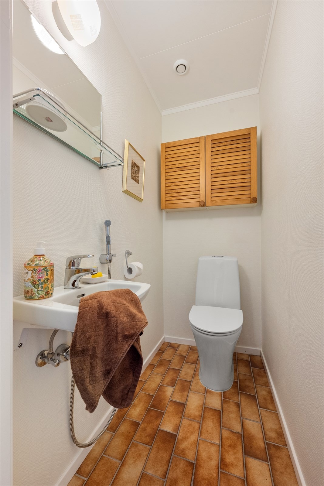 I tillegg til badet har etasjen et separat toalettrom med fliser og varmekabler på gulvet. Galleribilde