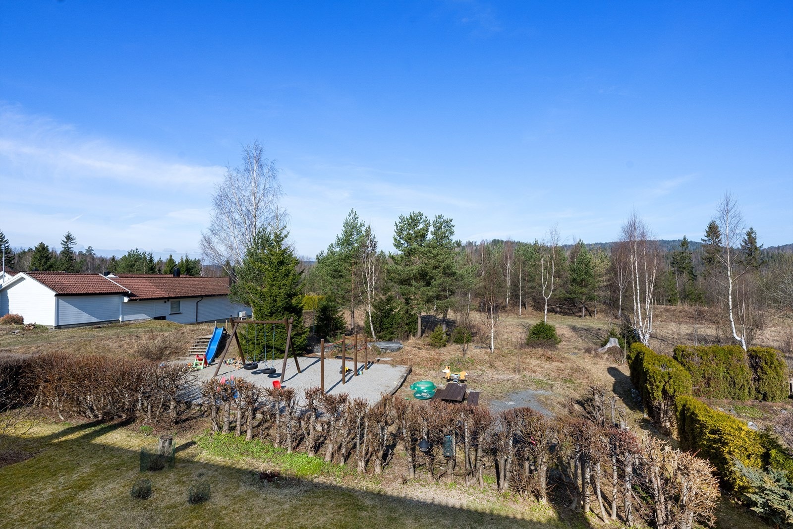 Fra balkongen i andre etasje har du fin utsikt over fellesområdene og skogen, som ligger rett i nærheten. Galleribilde