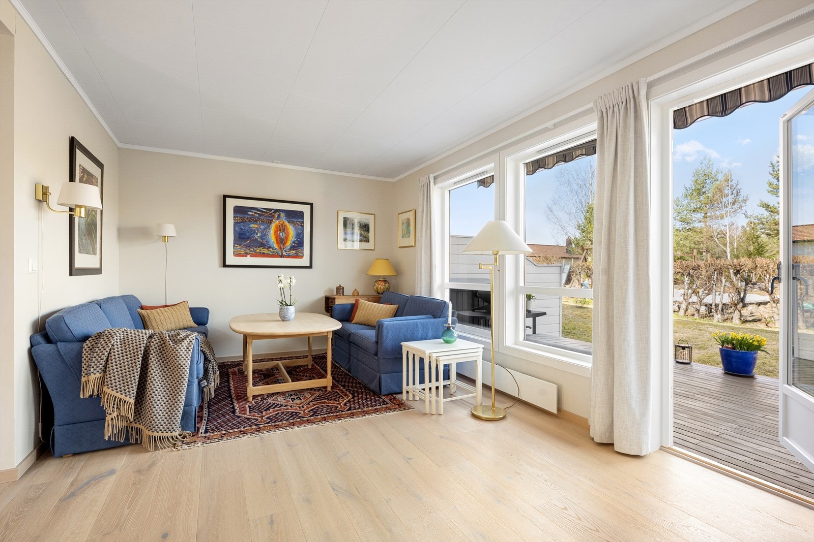De store vindusflatene og terrassedøren fra 2013 slipper inn rikelig med lys og gir en fin overgang til uteplassen. Galleribilde