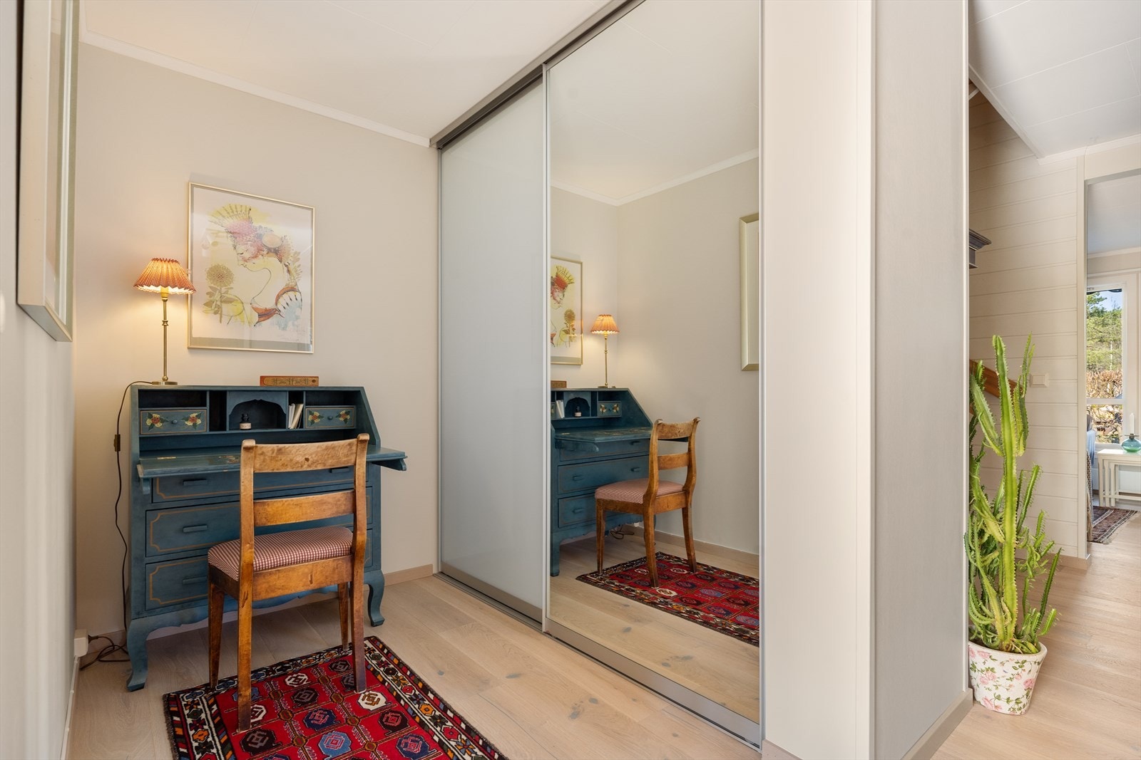 I gangen er det en romslig skyvedørsgarderobe som gir gode oppbevaringsmuligheter. Galleribilde