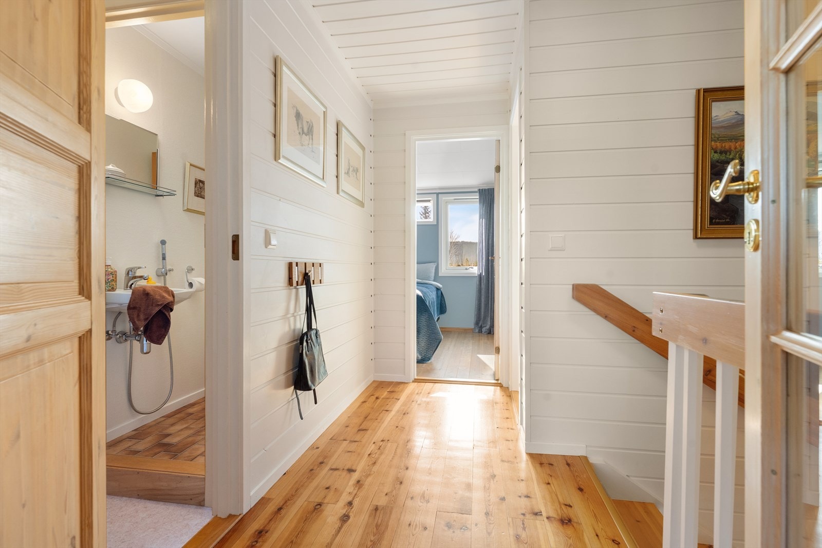 Gangen i andre etasje har gulvbord og vegger med trepanel, som gir en gjennomgående stil. Galleribilde
