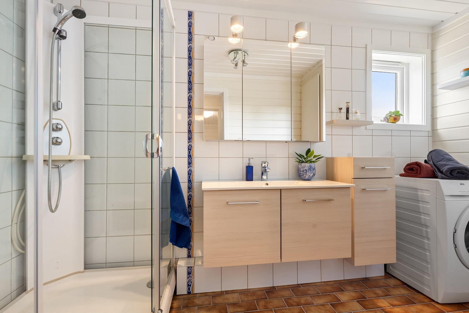 Badet i andre etasje ble pusset opp i 2011 og har flislagte overflater, varmekabler i gulvet og opplegg for vaskemaskin. Galleribilde