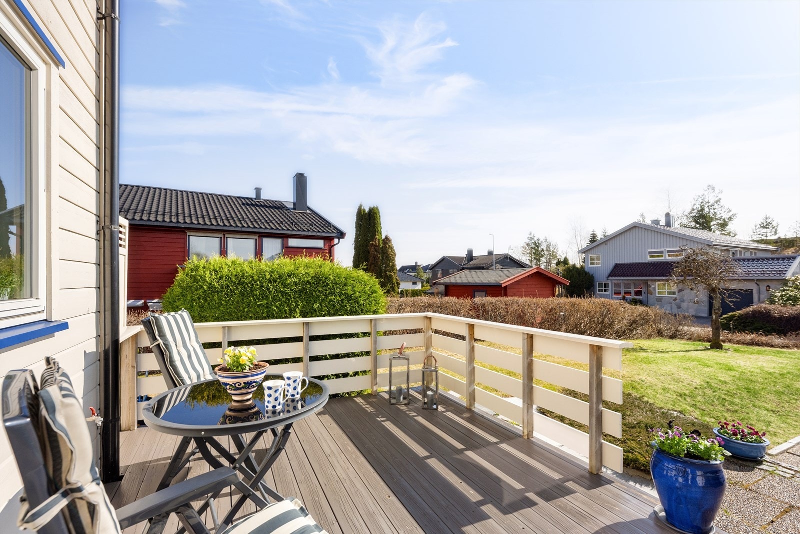 Terrassen ved inngangen er en fin plass å nyte solen. Galleribilde