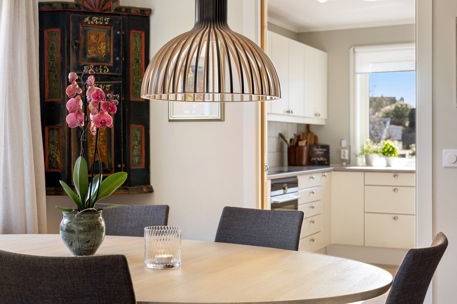 Detalj fra spisestuen med innsyn til kjøkkenet. Galleribilde