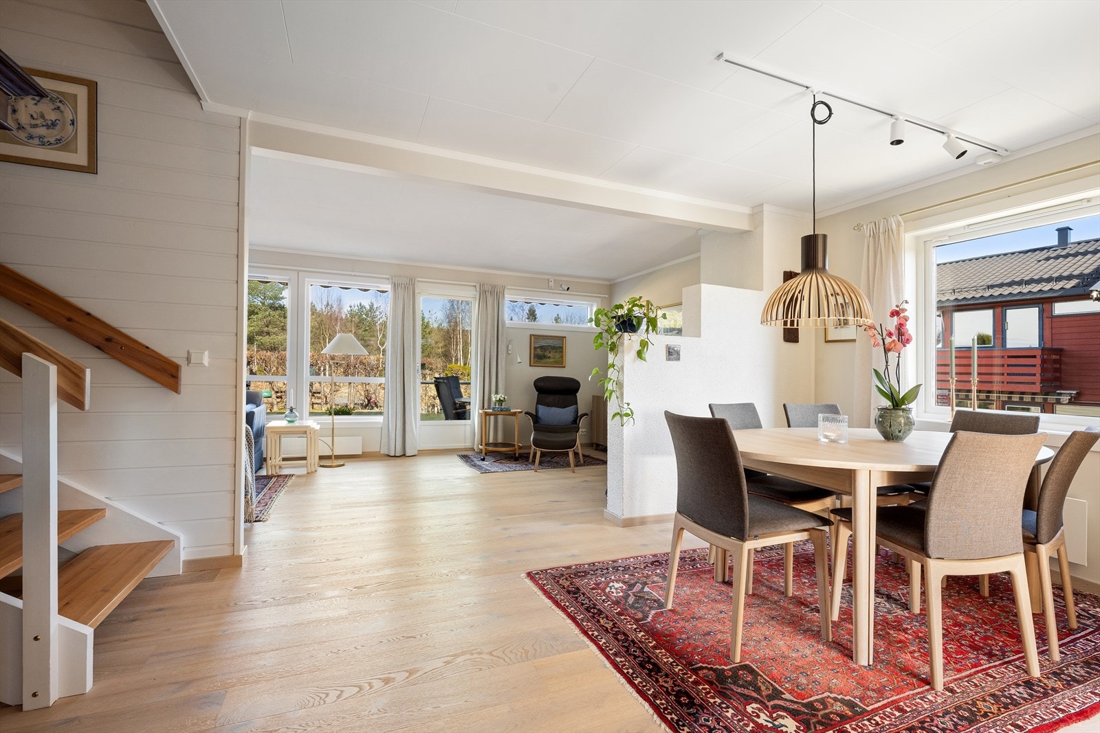 Første etasje har en åpen og sosial planløsning med god plass til både spisebord og flere sittegrupper. Galleribilde