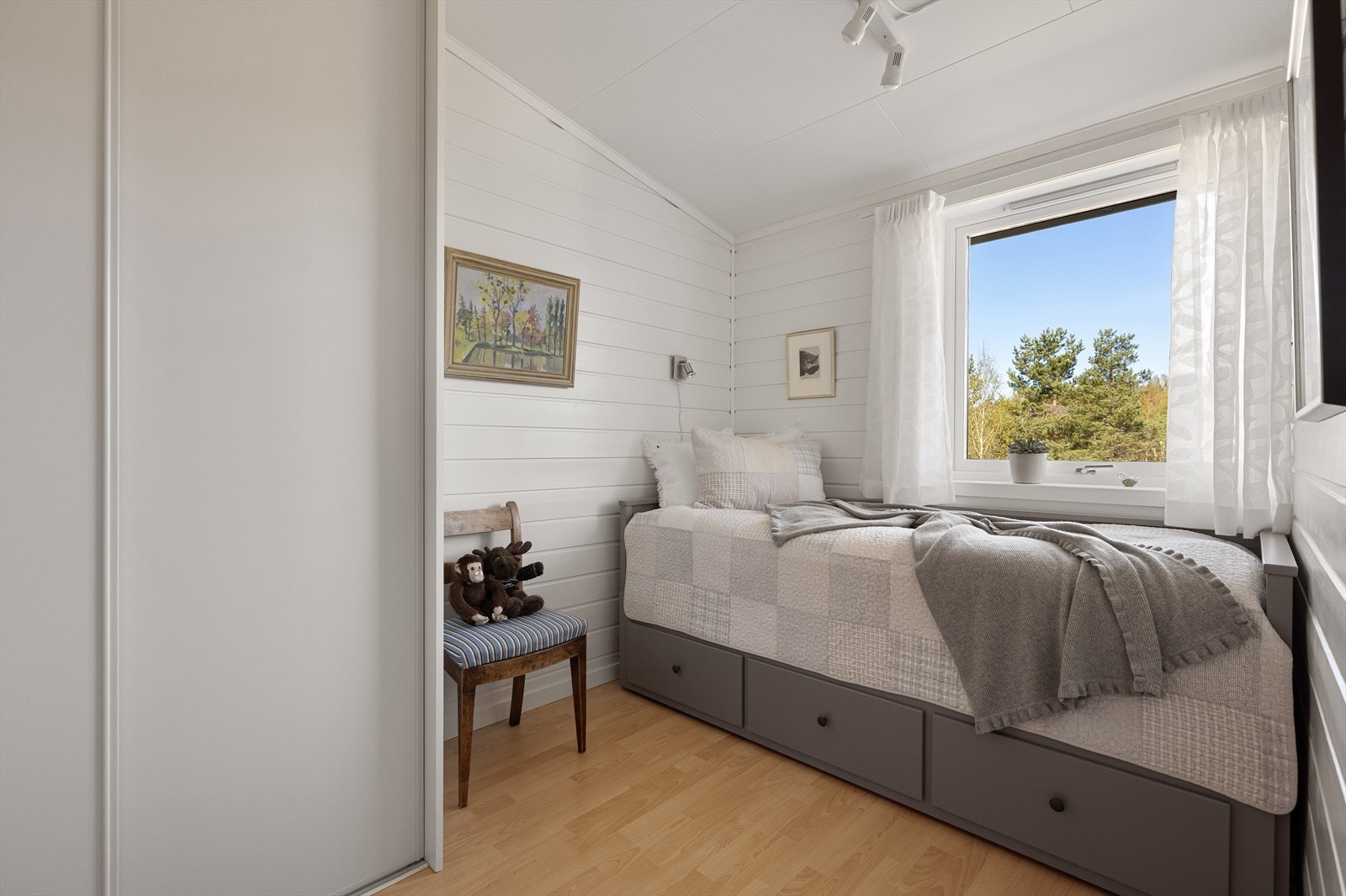 Det tredje soverommet har i plassbygd seng med oppbevaringsmuligheter under sengen, i tillegg til skyvedørsgarderobe. Galleribilde