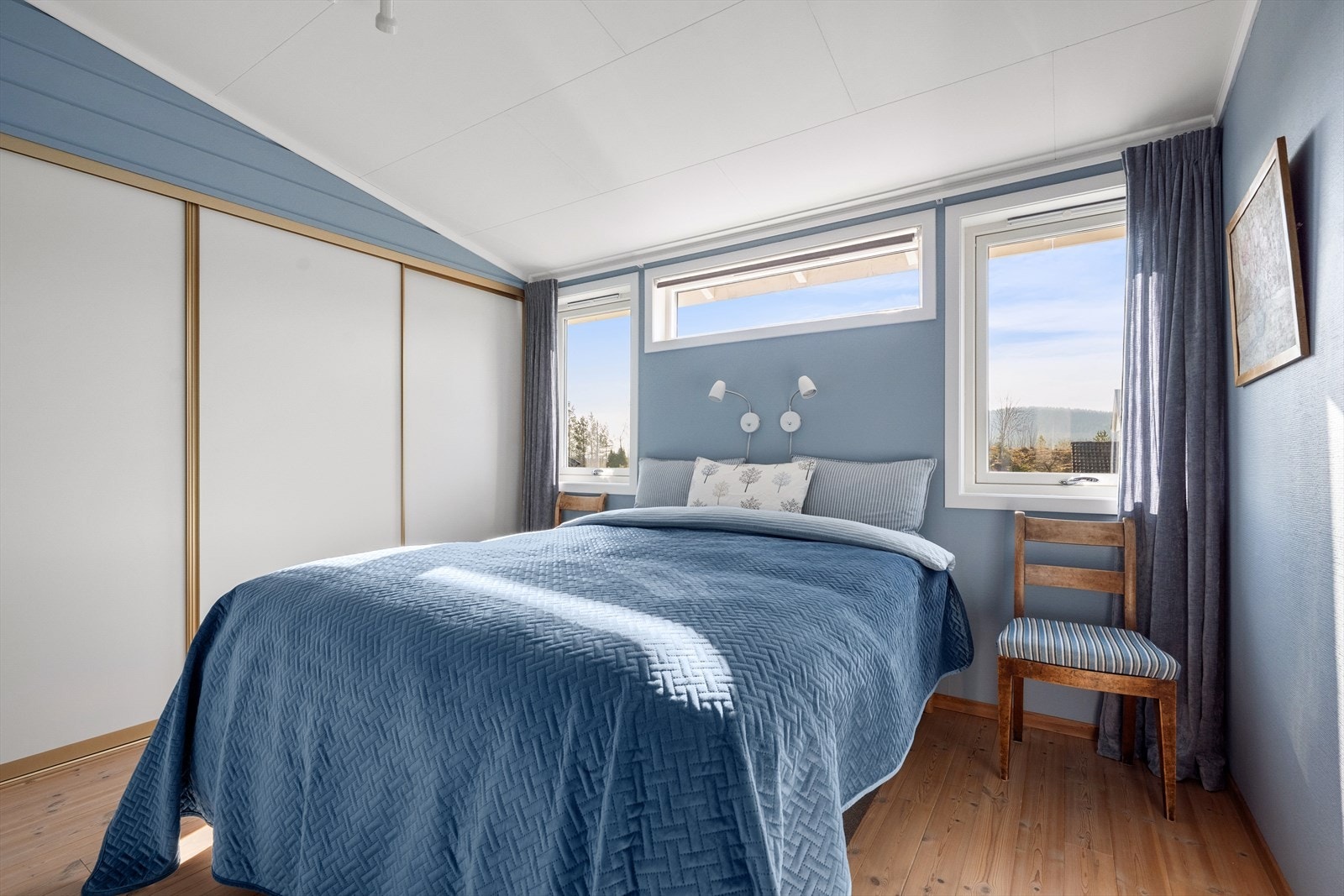 Hovedsoverommet er romslig og utstyrt med en stor skyvedørsgarderobe for effektiv oppbevaring. Galleribilde
