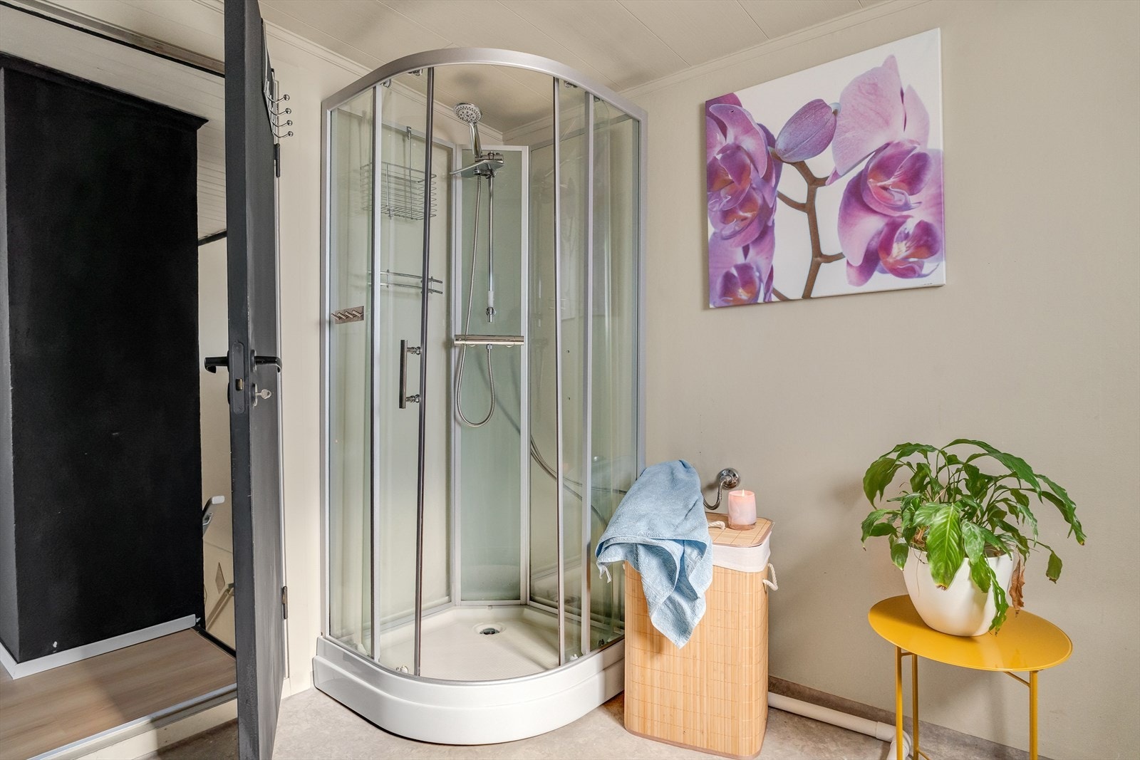 Bad med belegg på gulv og våtromstapet på vegg. Galleribilde