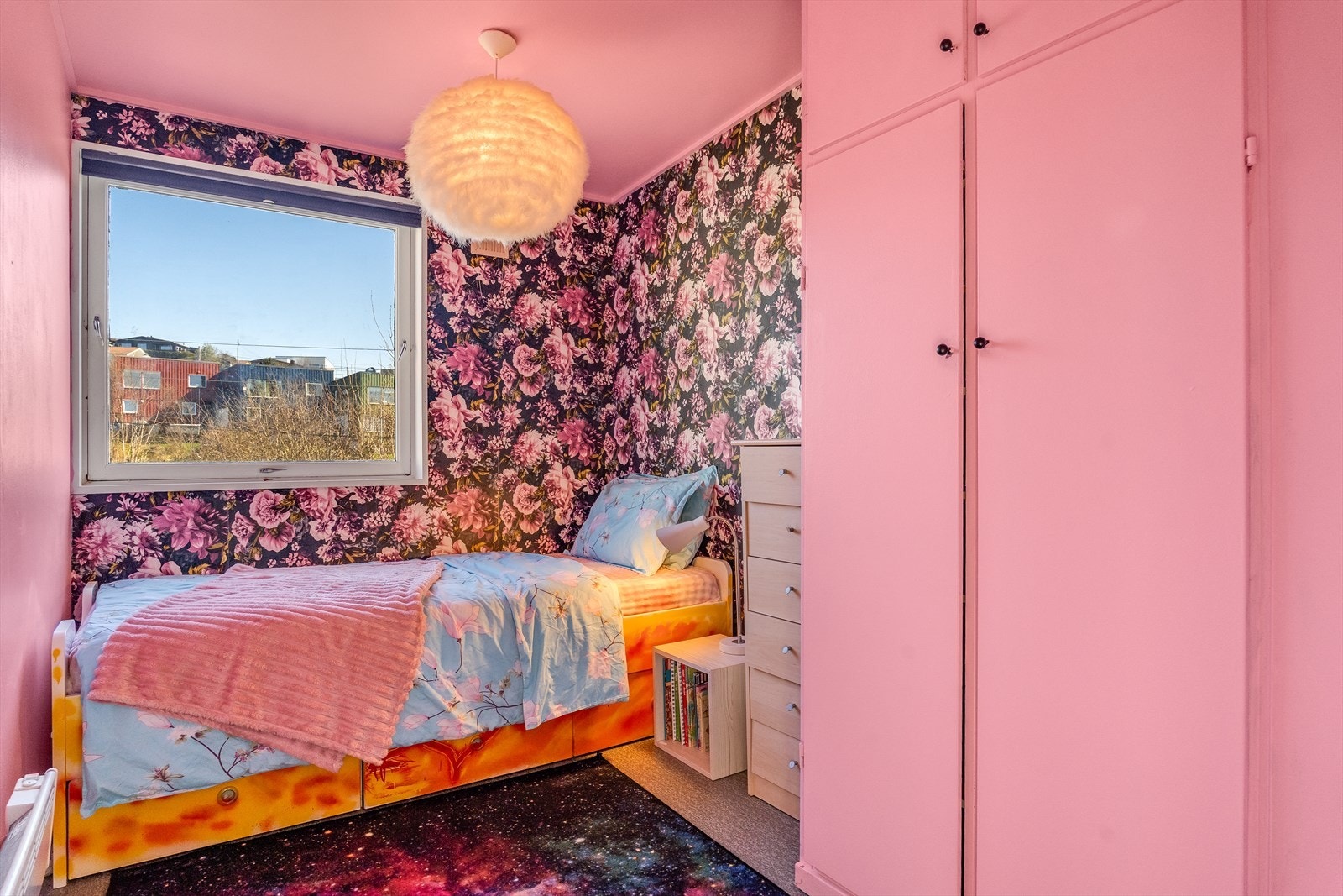 Soverom med innebygd garderobe. Galleribilde