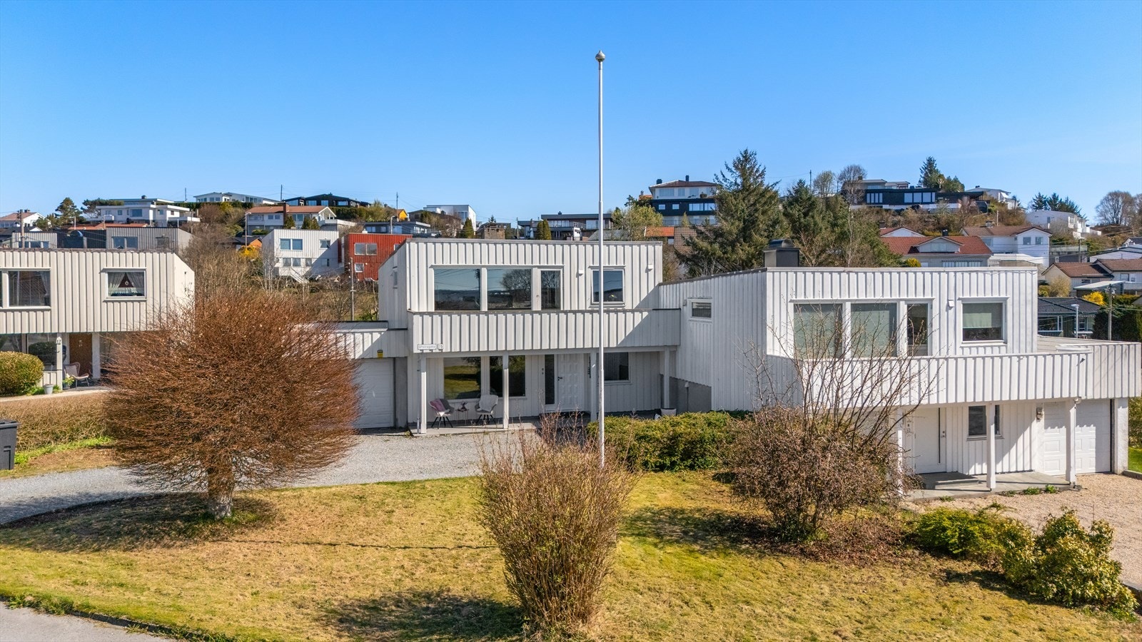 Pent opparbeidet hage mot sørvest med plen og beplantning - Kjekt for store og små. Galleribilde