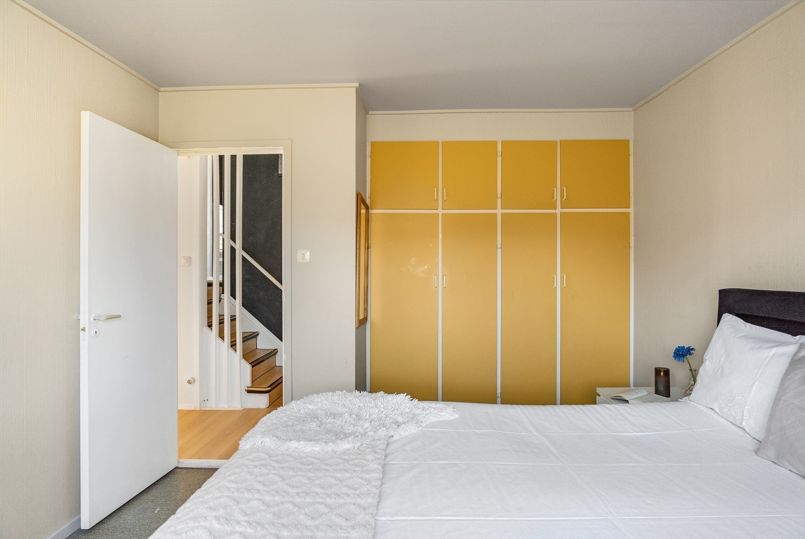Soverom med praktisk innebygd garderobe. Galleribilde