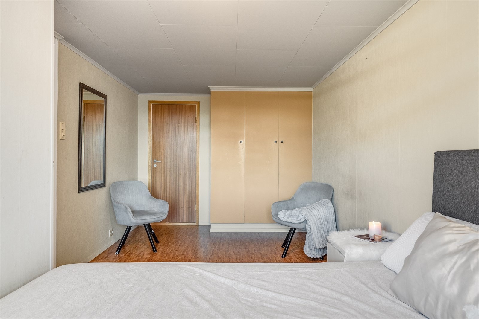 God garderobeplass og adkomst til walk-in-closet. Galleribilde