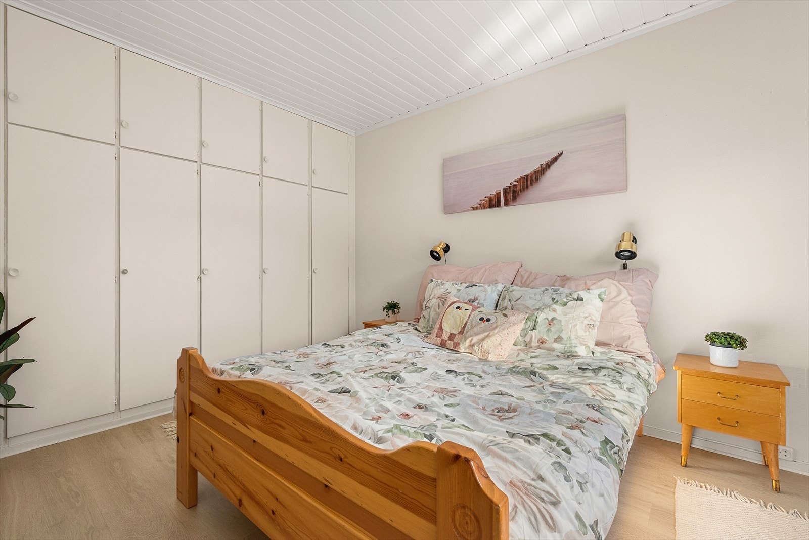 Romslig soverom på 12 m² med god plass til dobbeltseng og praktisk innebygd garderobe. Galleribilde