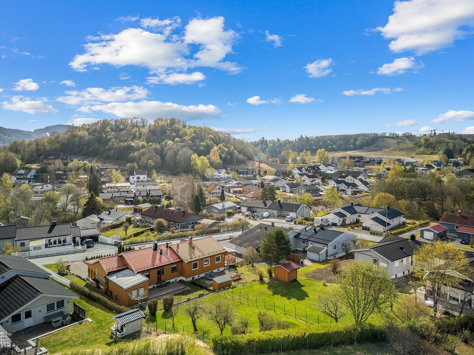 Boligen har en sjelden fin tomt på hele 885 m², med gode solforhold gjennom storedeler av dagen. Galleribilde