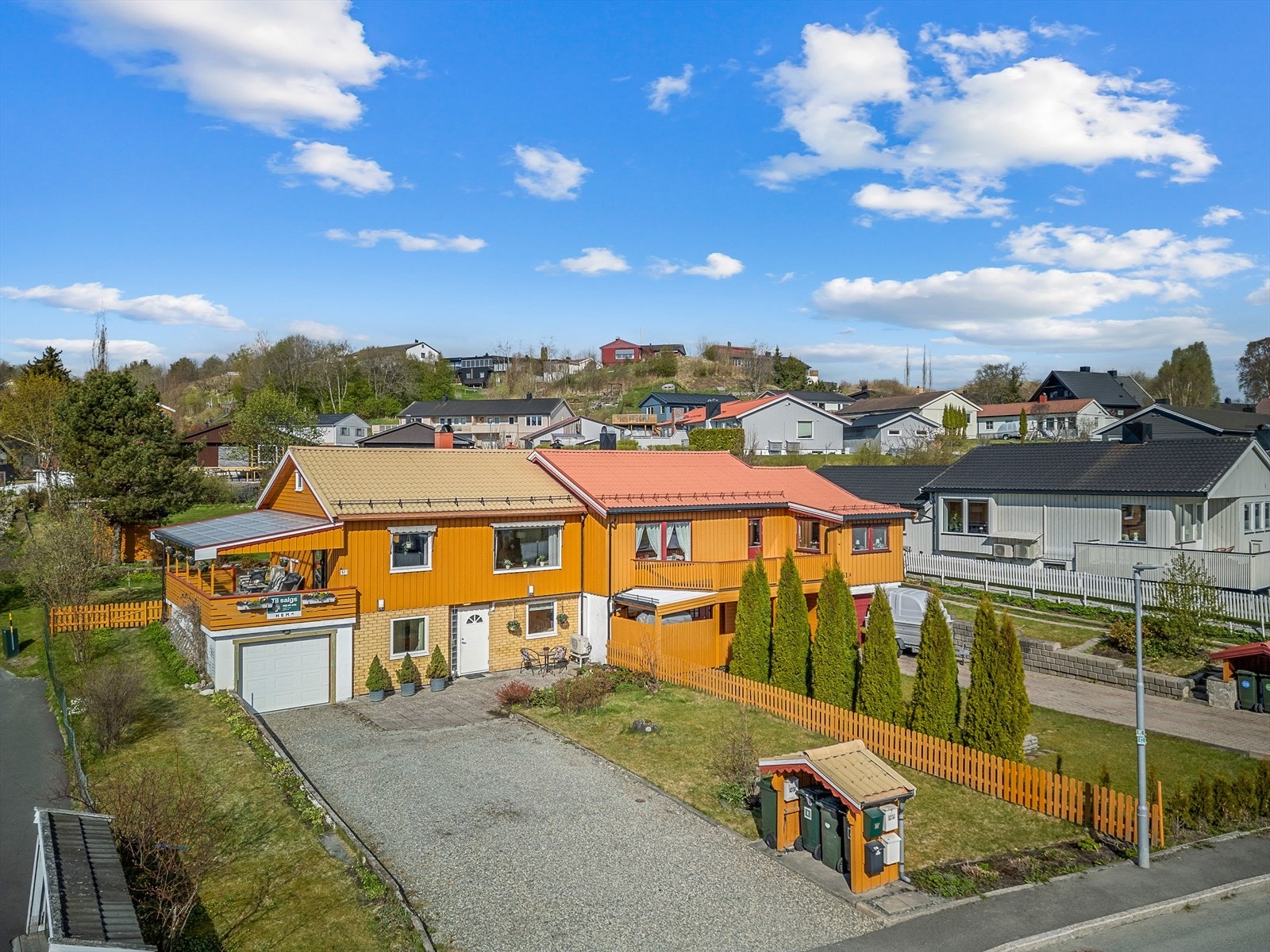 I tillegg til god plass i oppkjørselen har boligen garasje under terrassen. Galleribilde
