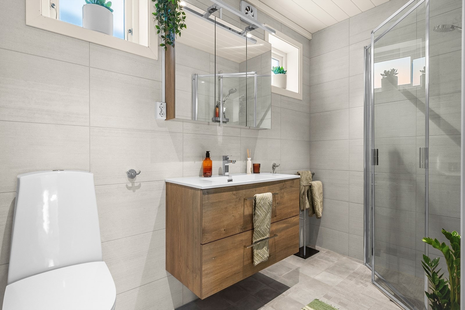 Badet ble totalrenovert i 2020 og fremstår lyst og stilfullt. Det er vurdert til TG0 og TG1 av takstmann. Galleribilde
