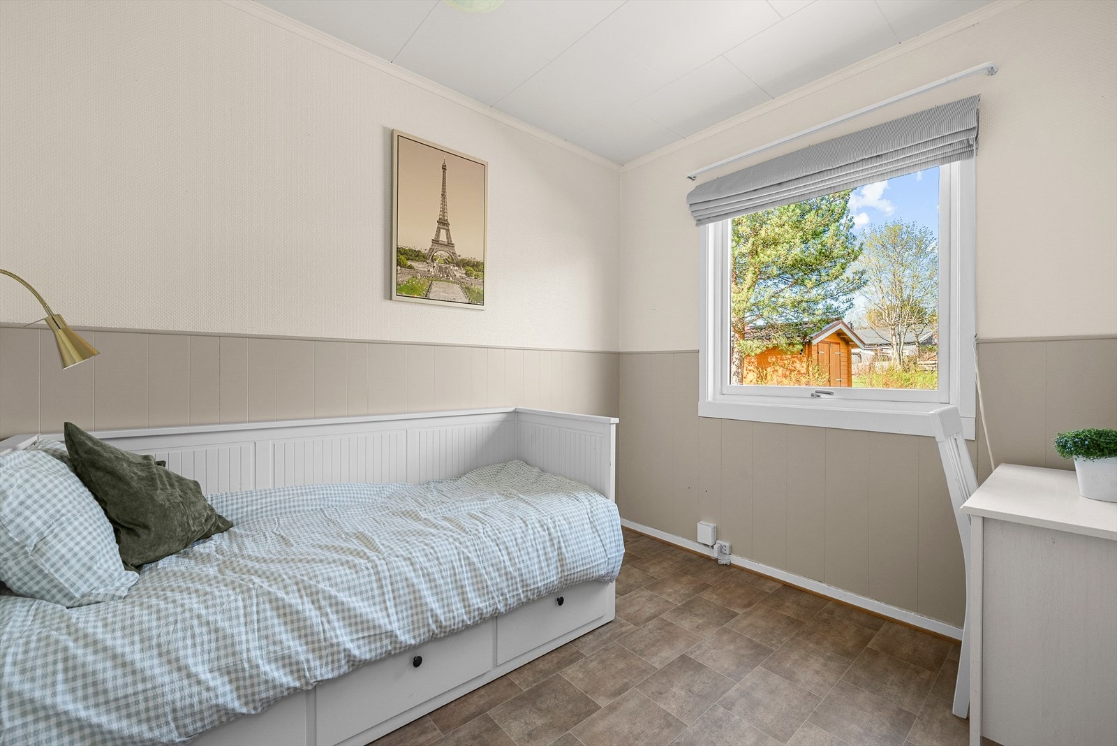 I overetasjen ligger dette soverommet på 8,5 m², godt egnet som barnerom, kontor eller gjesterom. Galleribilde