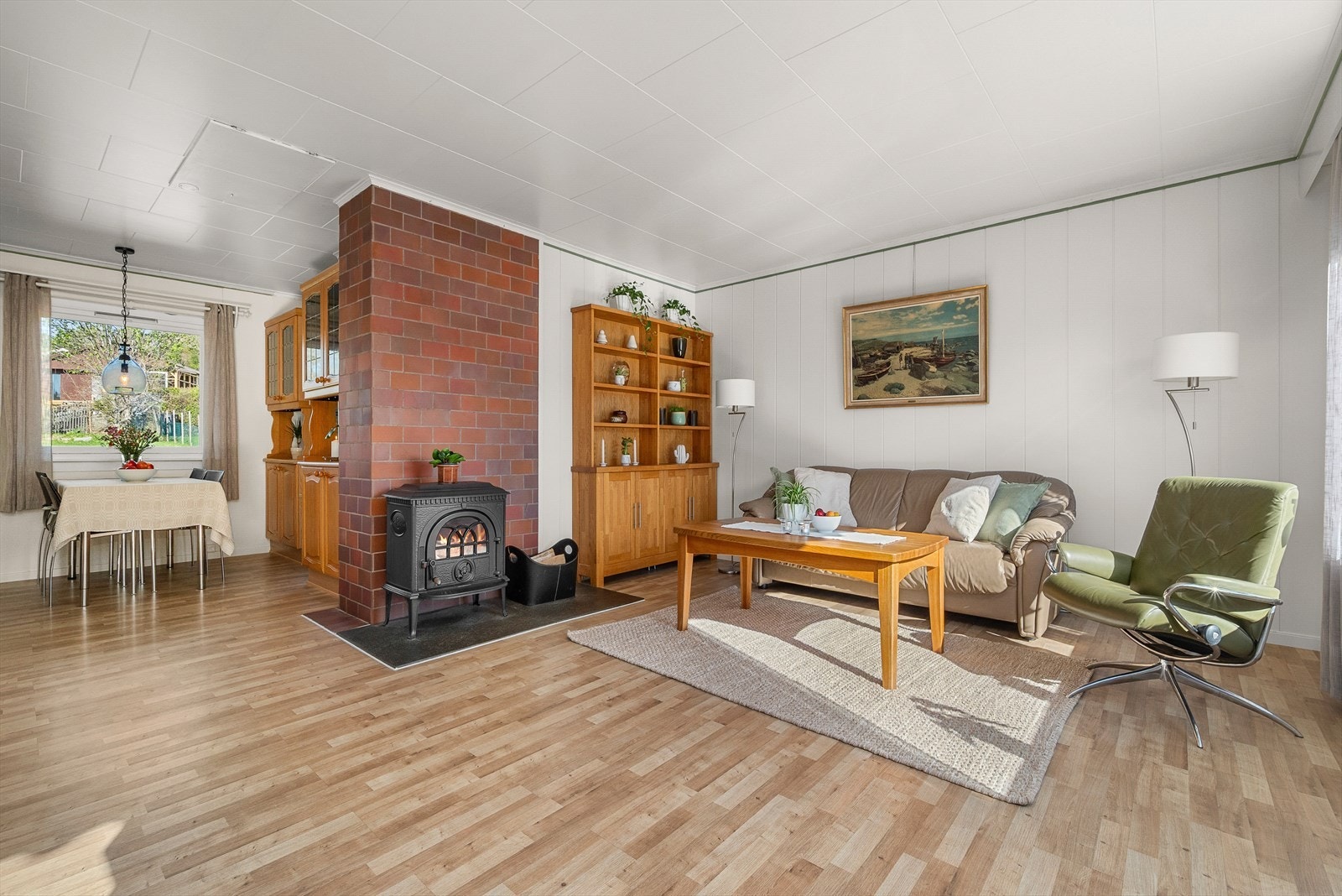 Stuen er på hele 35 m², med en planløsning som gjør det enkelt å etablere flere soner. Galleribilde