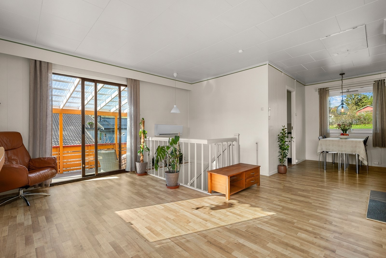 Fra stuen er det direkte utgang til terrassen gjennom en praktisk skyvedør. Galleribilde