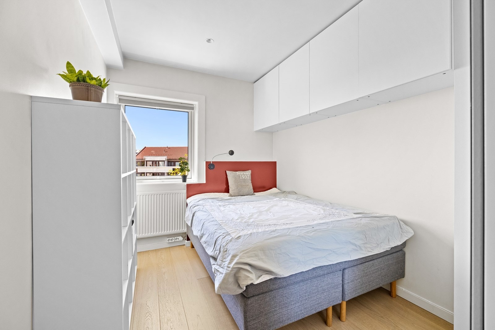 Innbydende soverom med god plass til seng og rikelig med oppbevaringsmuligheter Galleribilde