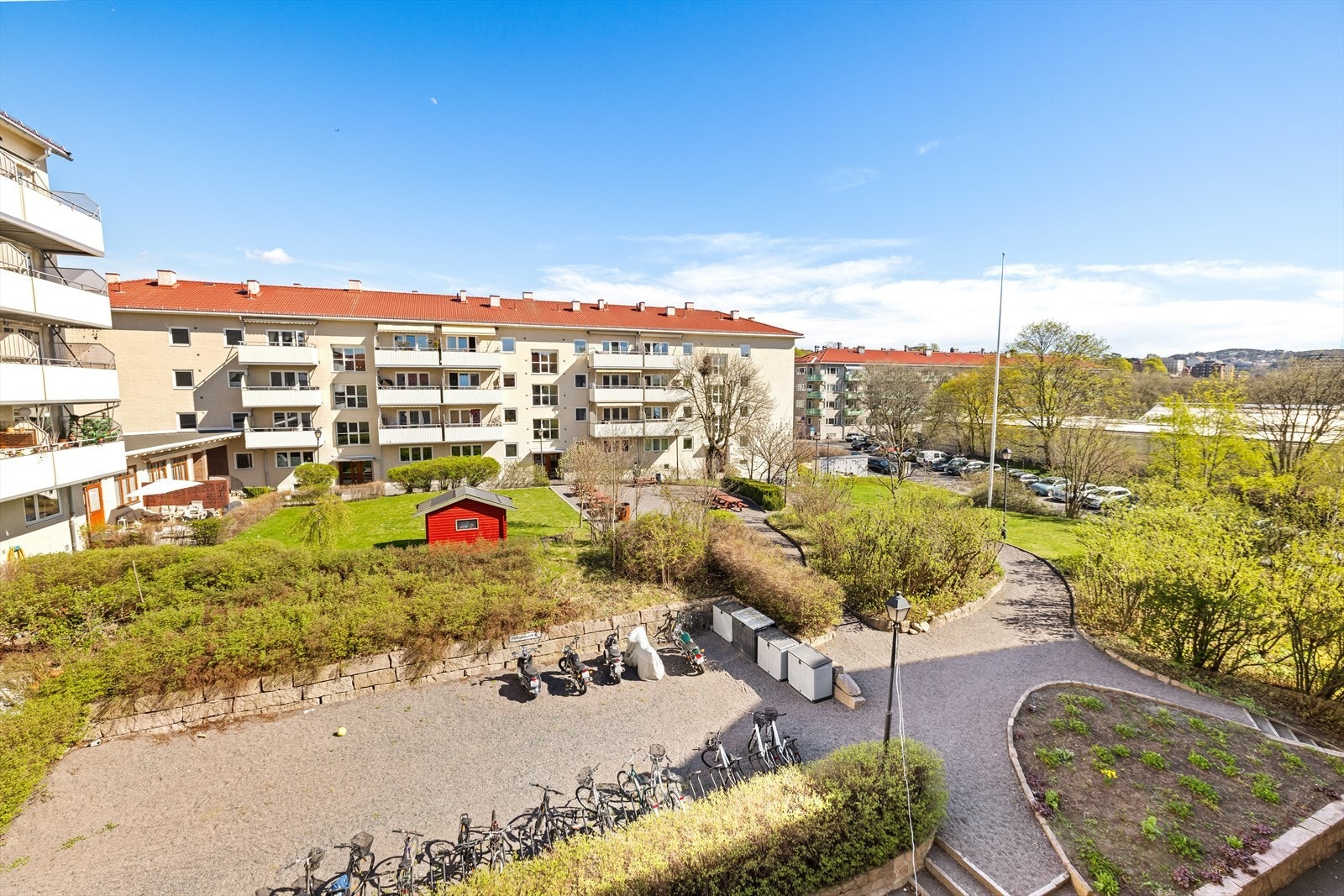 Hyggelig bakgård Galleribilde
