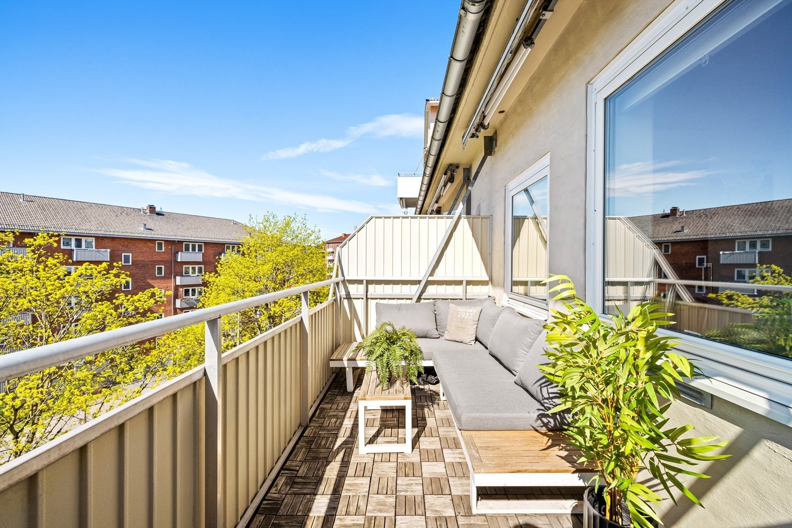 Herlig uteplass med god plass til både sittegruppe og grill Galleribilde