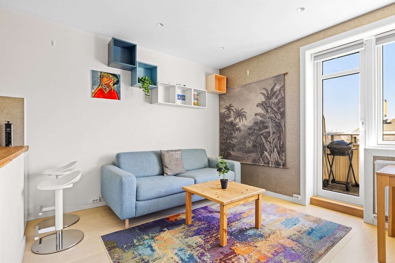 Stue med parkettgulv og plass til både sofa- og spisegruppe Galleribilde