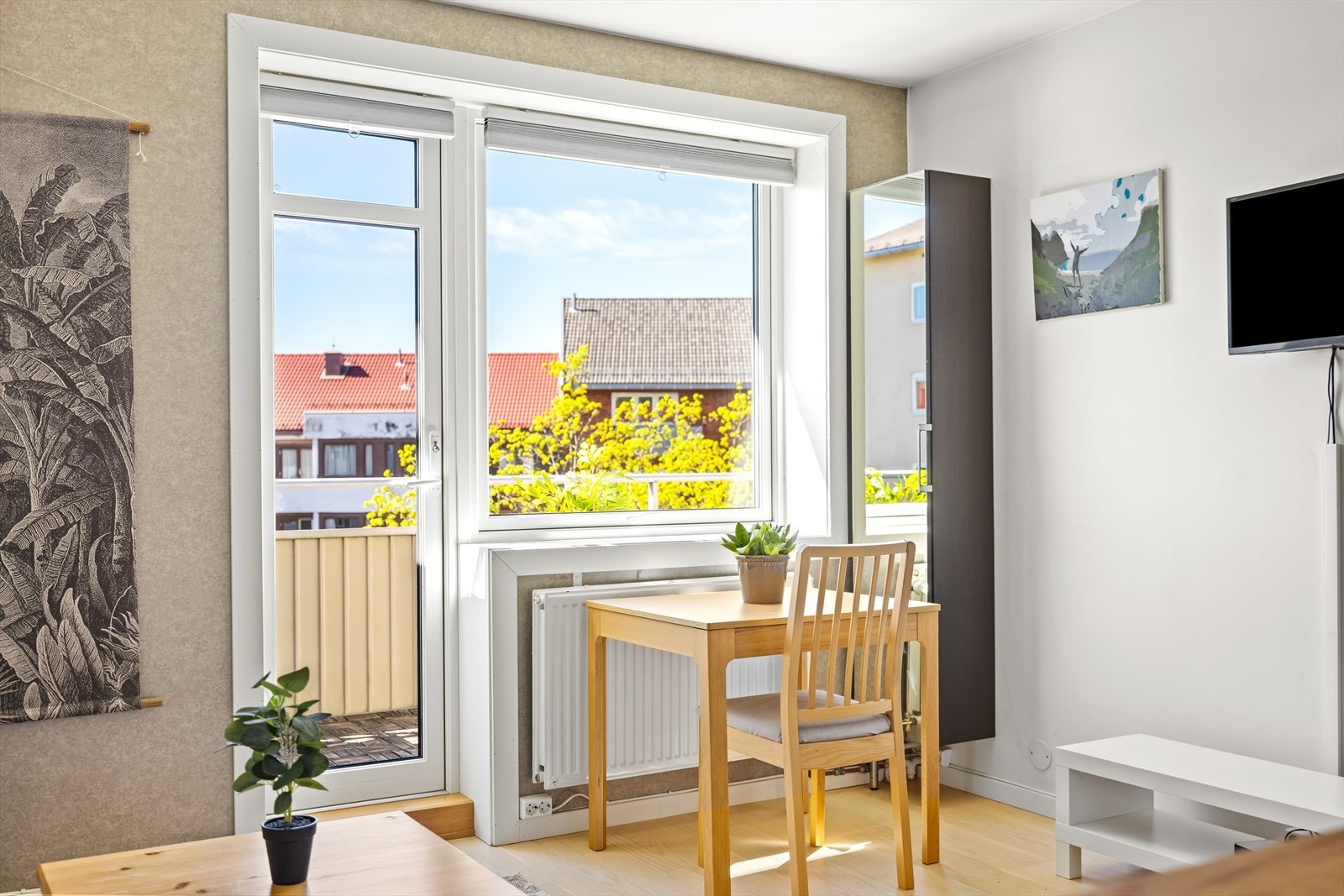 Strore vindusflater som slipper inn rikelig med naturlig lys Galleribilde