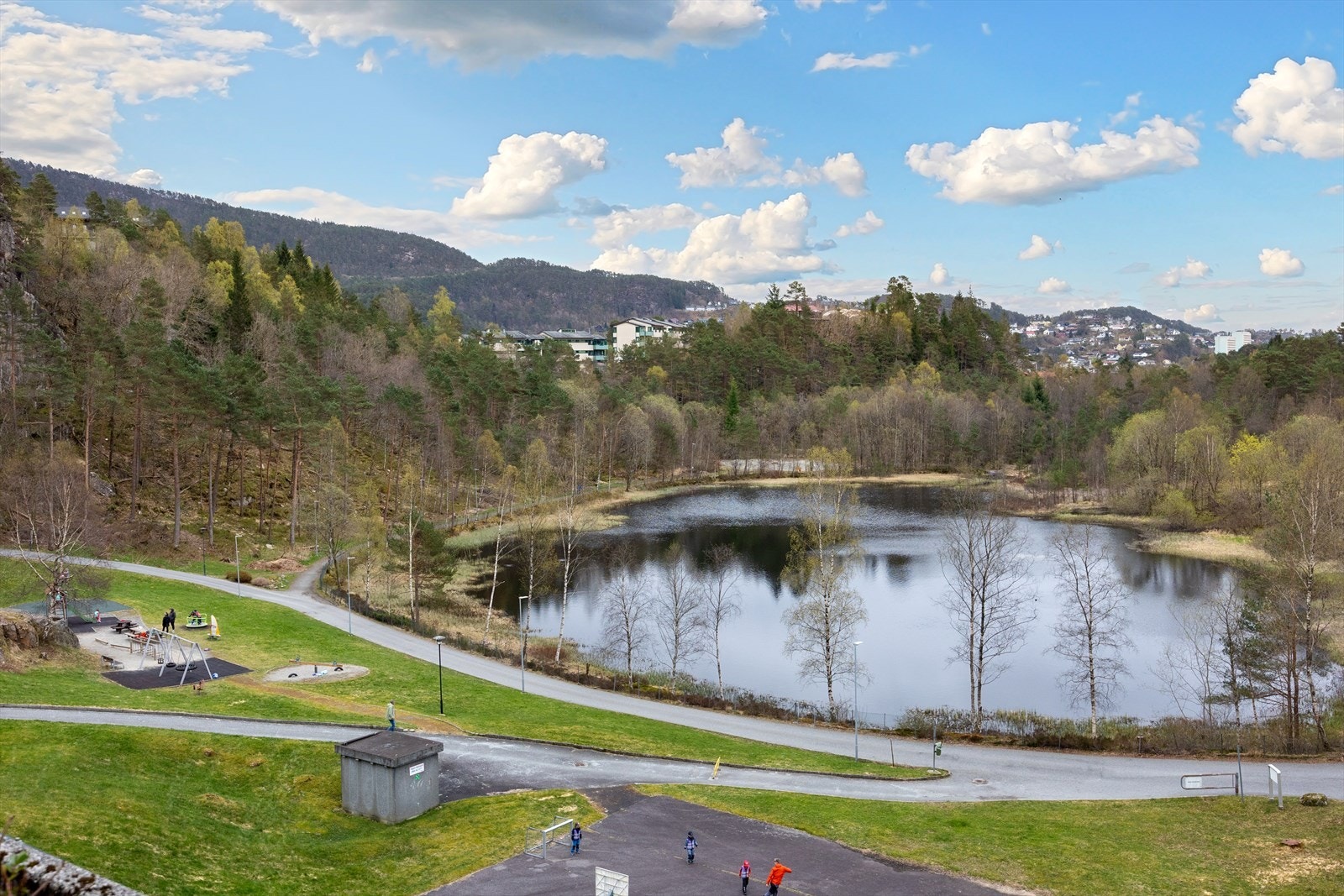 Flott utsikt mot vannet. Ved vannet skal det bygges et nytt boligområde Galleribilde