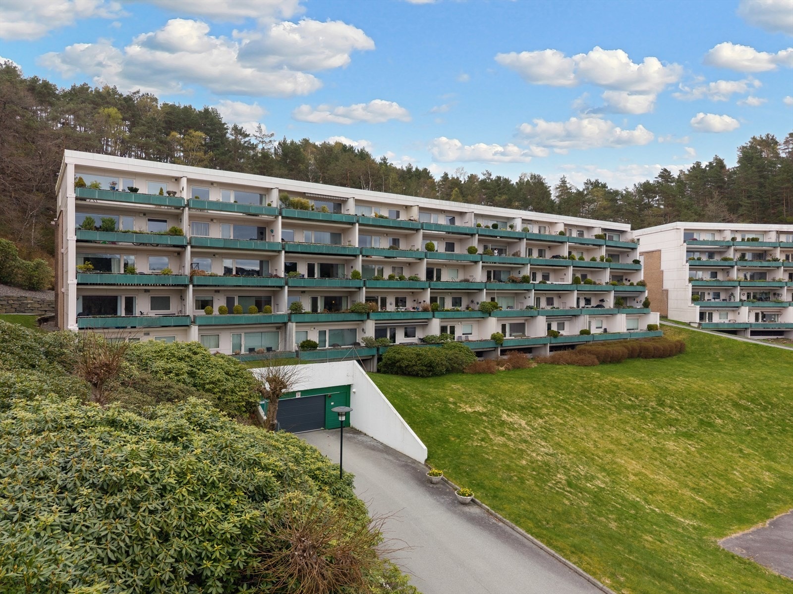 Borettslaget ligger fint i terrenget Galleribilde