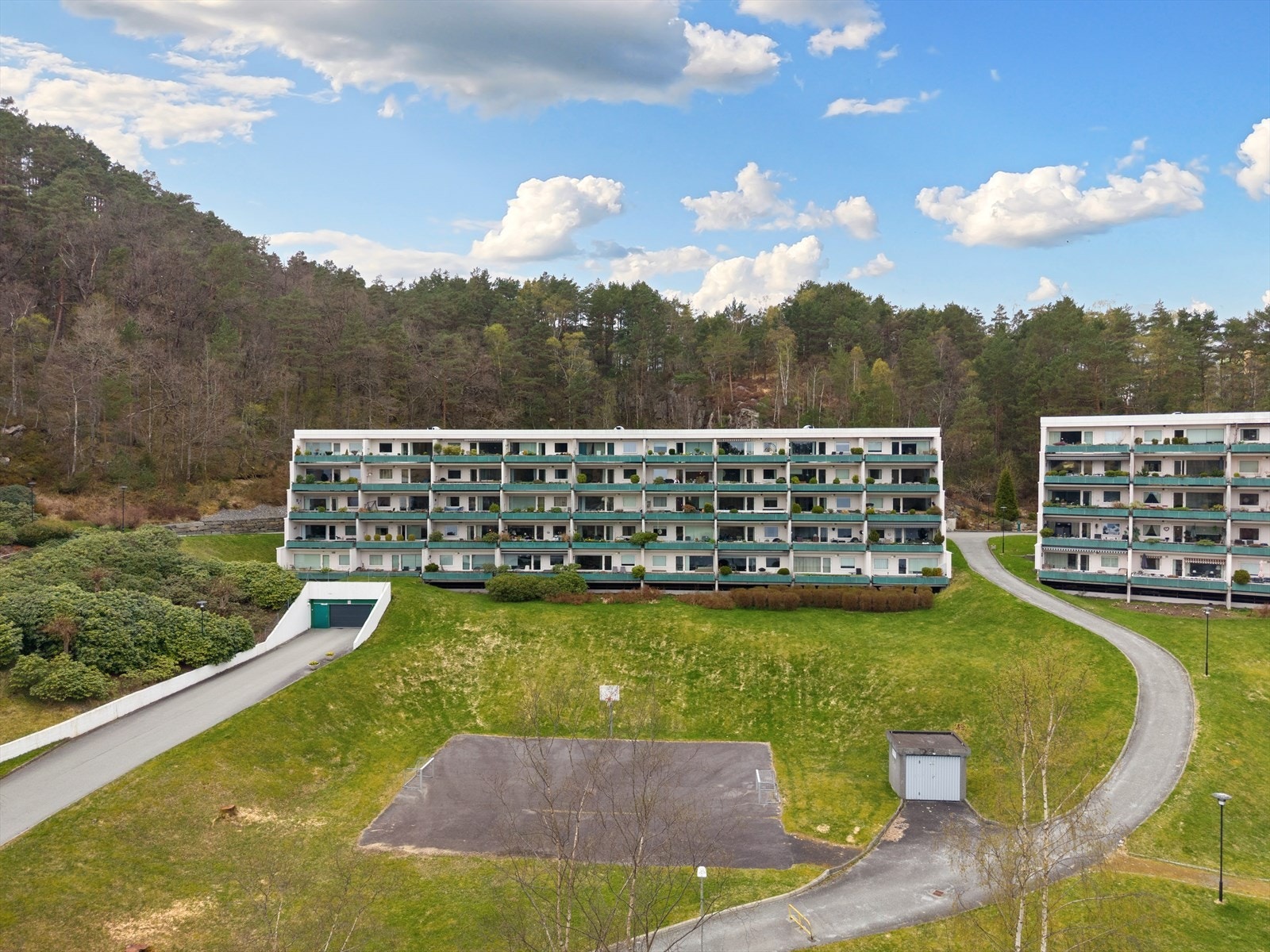 Det er fast garasjeplass med el bil lader i kjelleretasjen av blokken Galleribilde