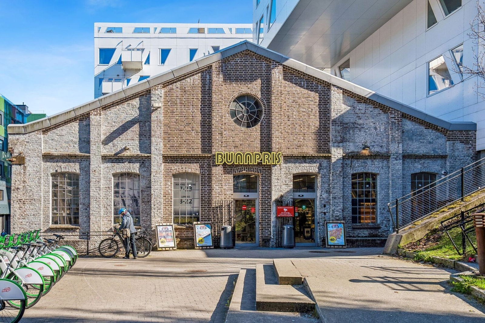En av mange matbutikker i nærområdet. Galleribilde