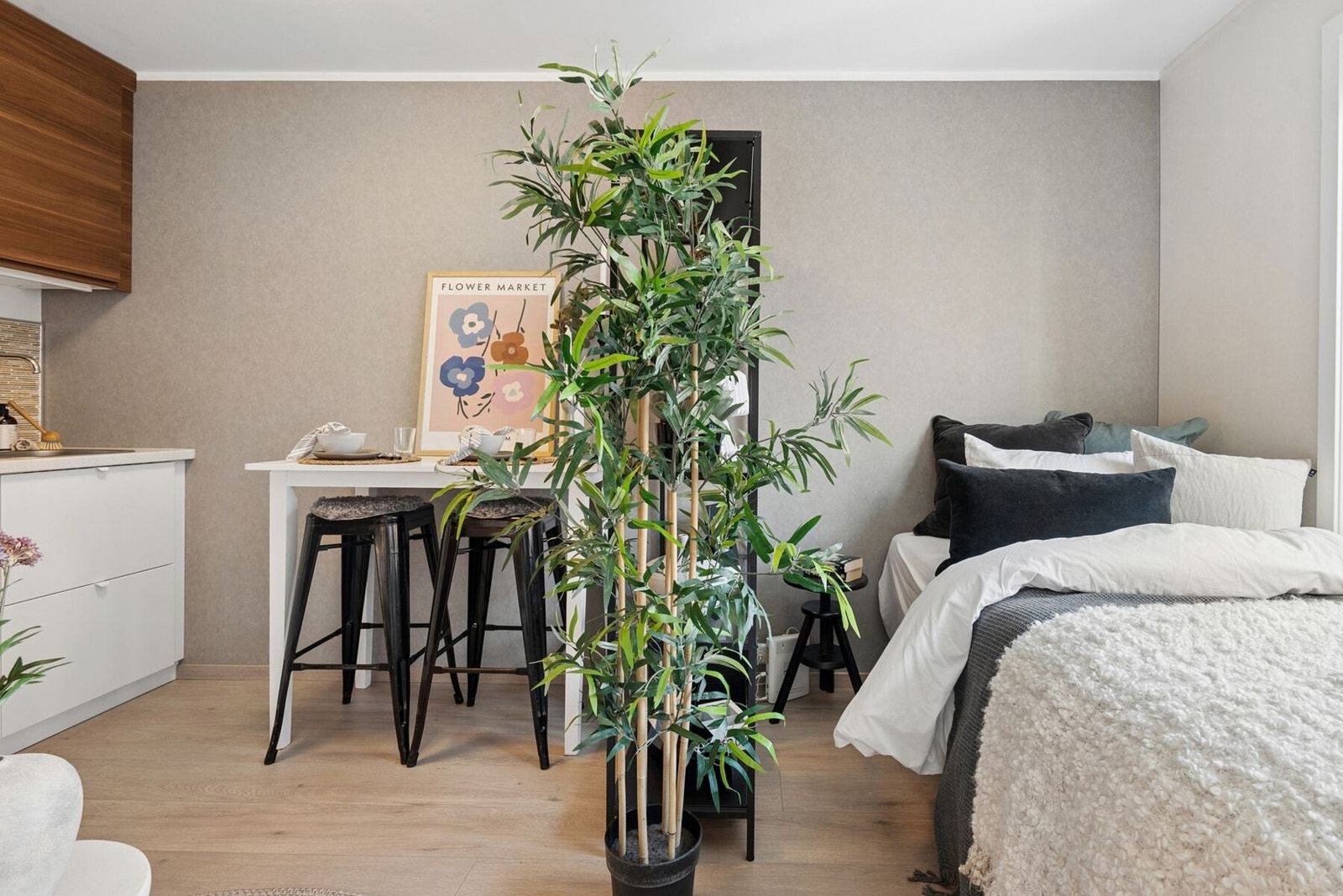 Gjennomtenket planløsning med tydelige soner og naturlig plass til spisebord. Galleribilde