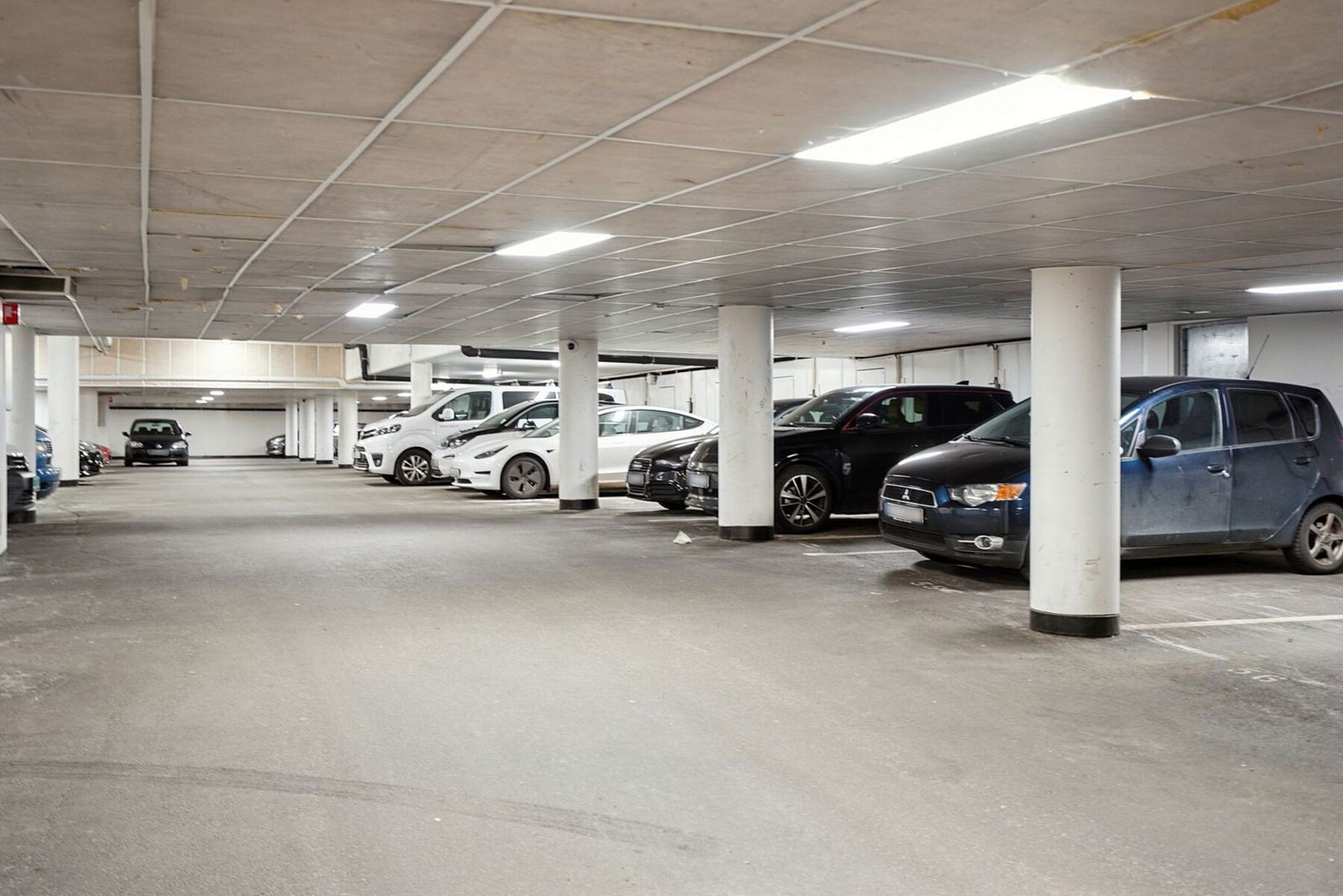 Garasje, her har man mulighet å kjøpe plass, det er også elbil-lader her. Galleribilde