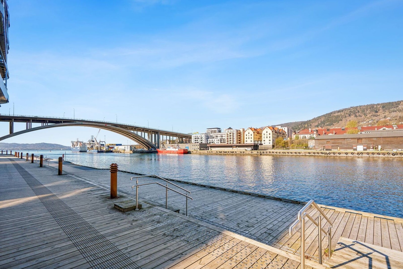 Med badeplass bare et steinkast unna ligger alt til rette for sommerlige bad. Galleribilde