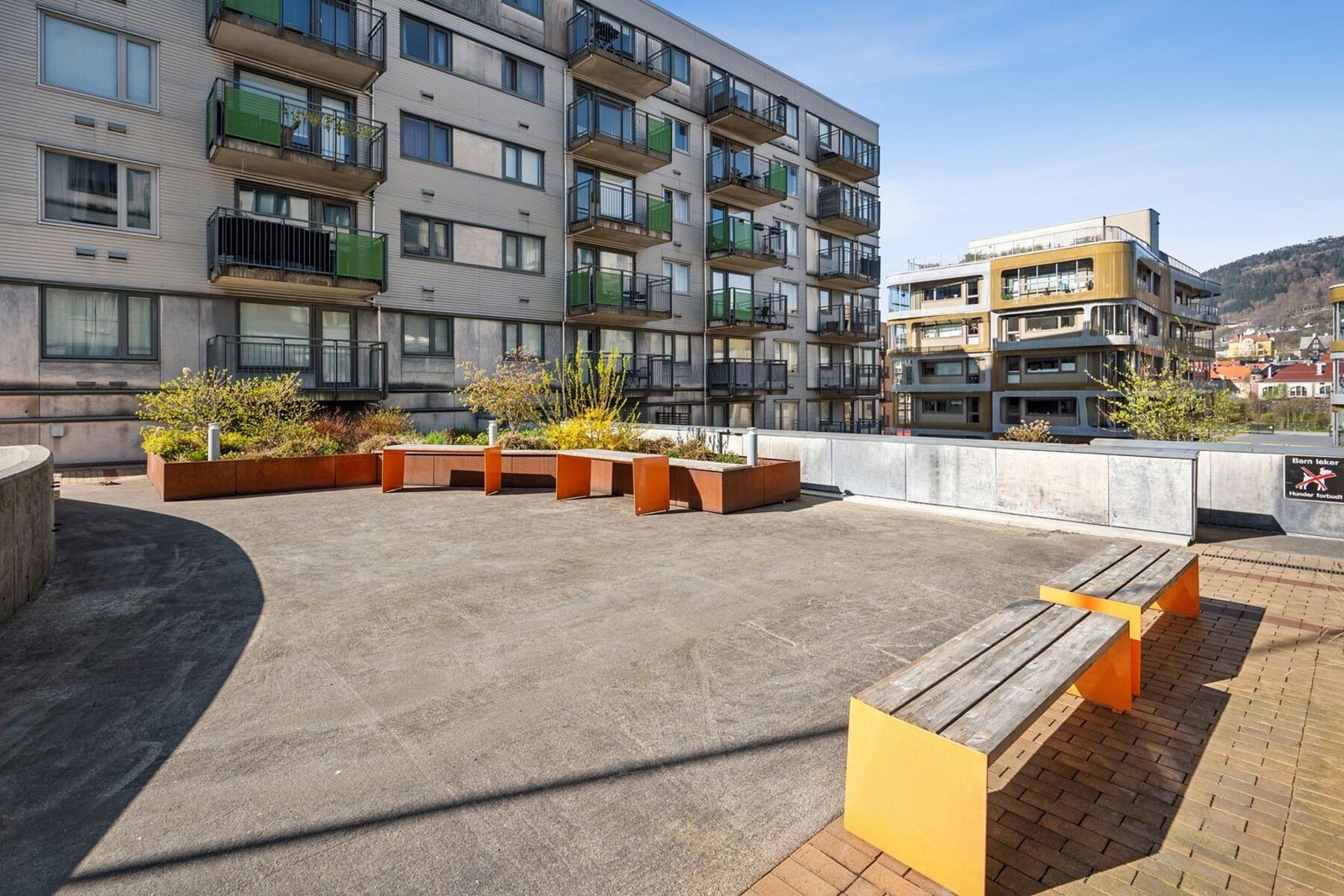 Pent opparbeidet felles uteplass - et naturlig samlingspunkt på solrike dager. Galleribilde